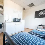 Snug Room Close To Metro Palmovka
