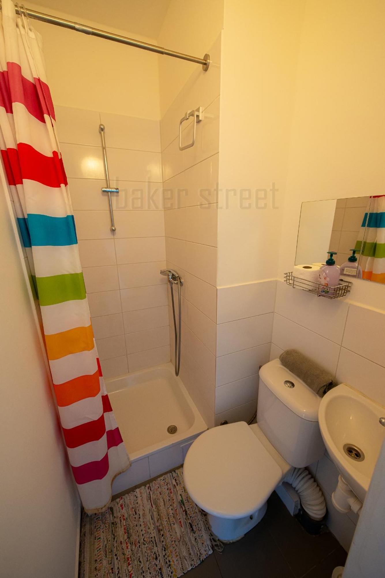 Snug Close To Metro Palmovka Praga